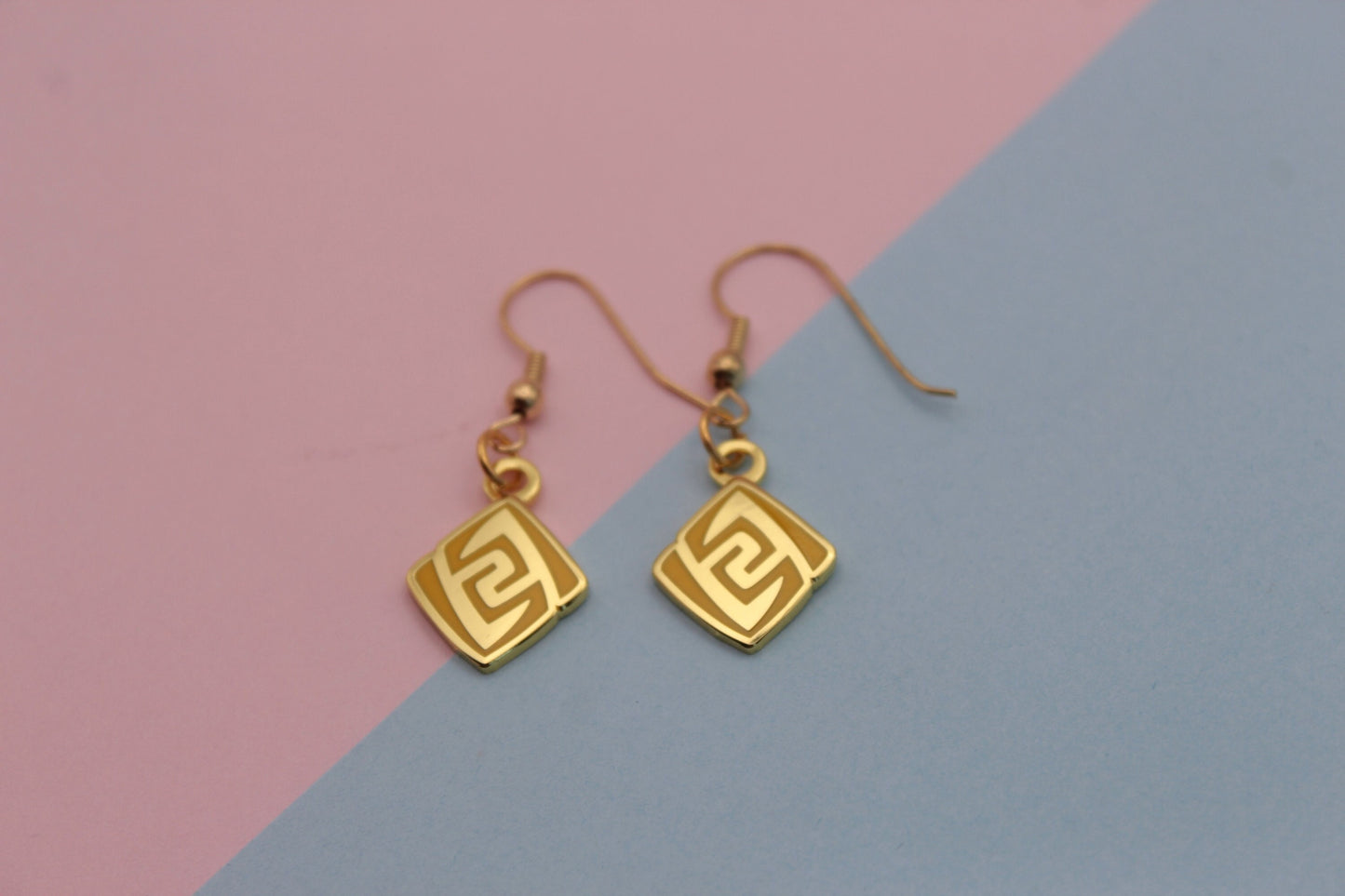 Pendientes Genshin Impact Geo Element | Pendientes chapados en oro y esmalte de 2 cm