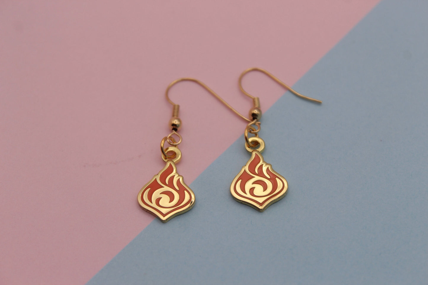 Pendientes Genshin Impact Pyro Element | Pendientes chapados en oro y esmalte de 2 cm